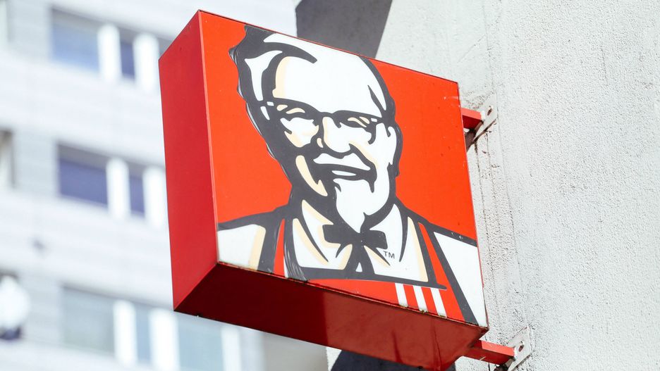 logo KFCWarszawa, 31.01.2021. Zdj�cie ilustracyjne - logo KFC, 31 bm. w Warszawie. (az/doro) PAP/Albert Zawada Albert Zawadaameryka�ska sie� bar�w szybkiej obs�ugi , Fast food , gastronomia, ilustracja, ilustracje, Kentucky Fried Chicken , kFC, logo, restauracja