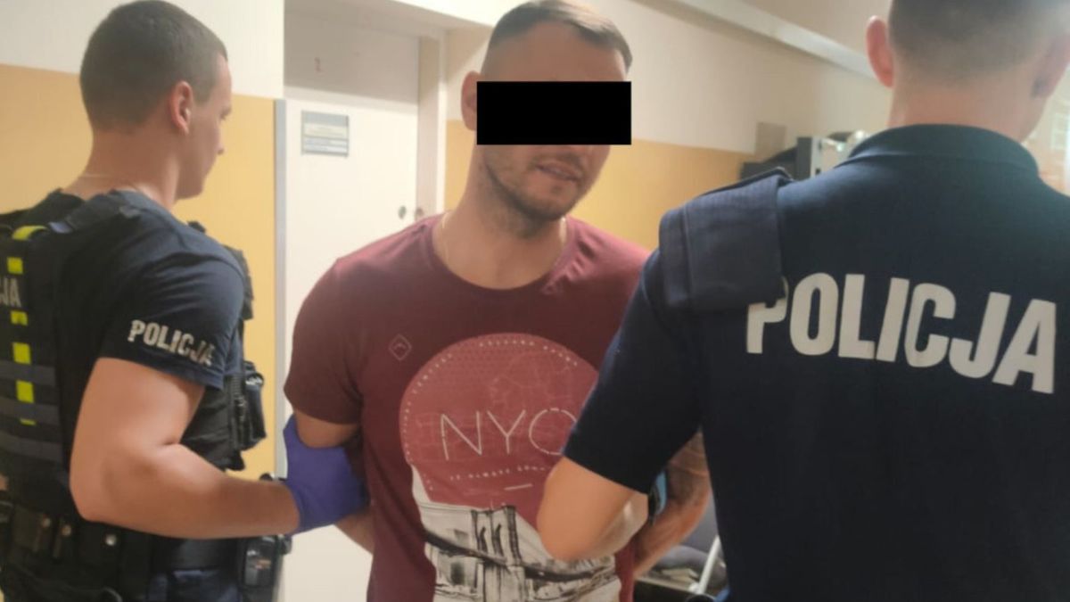 Celował przedmiotem przypominającym broń