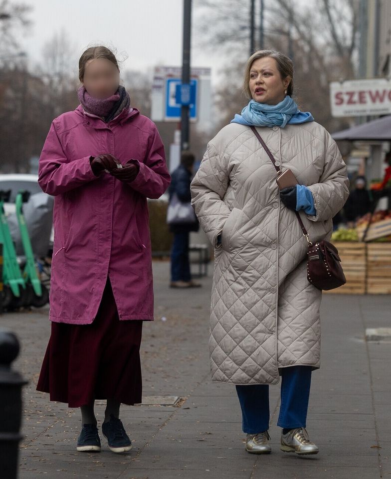 Dawno niewidziana Agnieszka Wagner snuje się z córką po mieście