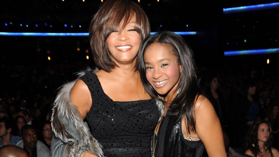 Chwilę przed swoją śmiercią Whitney Houston uratowała córkę. Mogła zginąć w podobny sposób