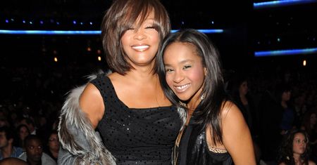 Chwilę przed swoją śmiercią Whitney Houston uratowała córkę. Mogła zginąć w podobny sposób