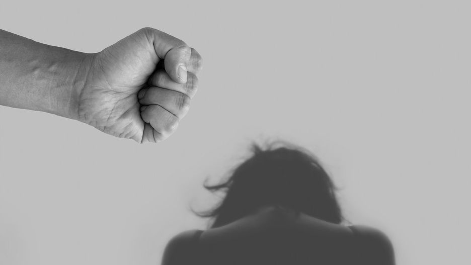 Za znęcanie się nad matką grozi kara od 3 miesięcy do 5 lat więzienia, natomiast za sprowadzenie niebezpieczeństwa katastrofy - od 6 miesięcy do 8 lat pozbawienia wolności.