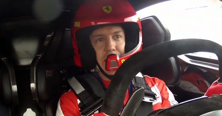 Sebastian Vettel prowadzi Ferrari FXX K i odpowiada na pytania fanów