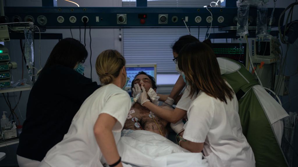 Delirium a COVID-19. Może zwiastować chorobę, pojawiać się w jej przebiegu, a nawet... towarzyszyć ozdrowieńcom