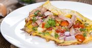 Przepis na omlet z pomidorami i szynką. Trudno o smaczniejszy pomysł na śniadanie!
