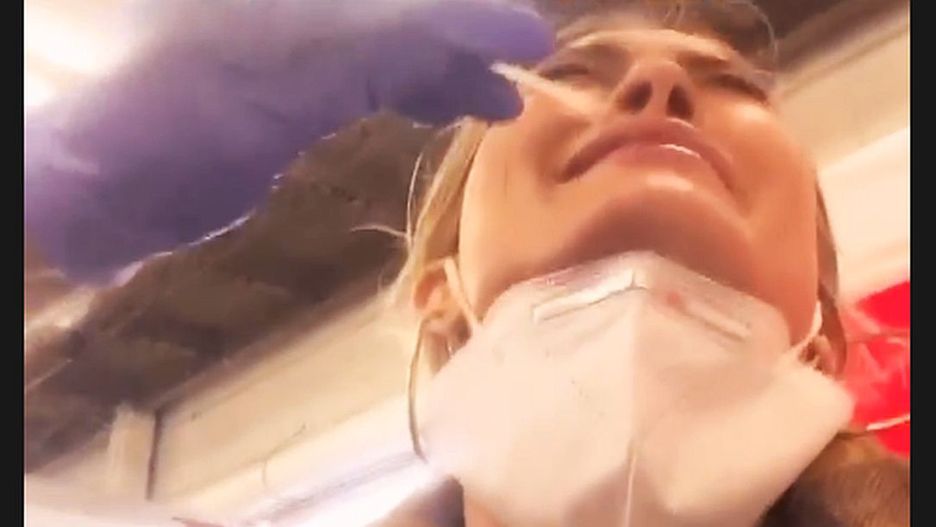 Hilary Duff podczas pobierania wymazu w teście na COVID-19