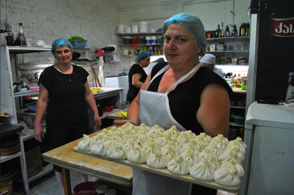 Taca z chinkali w jednej z restauracji w Tbilisi