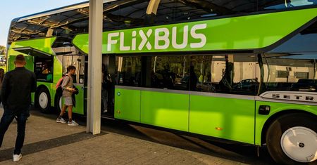 Emerytki utknęły na dworcu. Tak tłumaczy się FlixBus
