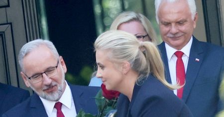 Niedzielski z bukietem róż. Przywitał nową minister