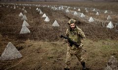 Okopane centra dowodzenia, rzędy smoczych zębów aż do Polski