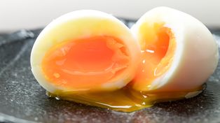 Wiele osób je takie jajka. Mało kto zdaje sobie sprawę, jak wpływają na organizm
