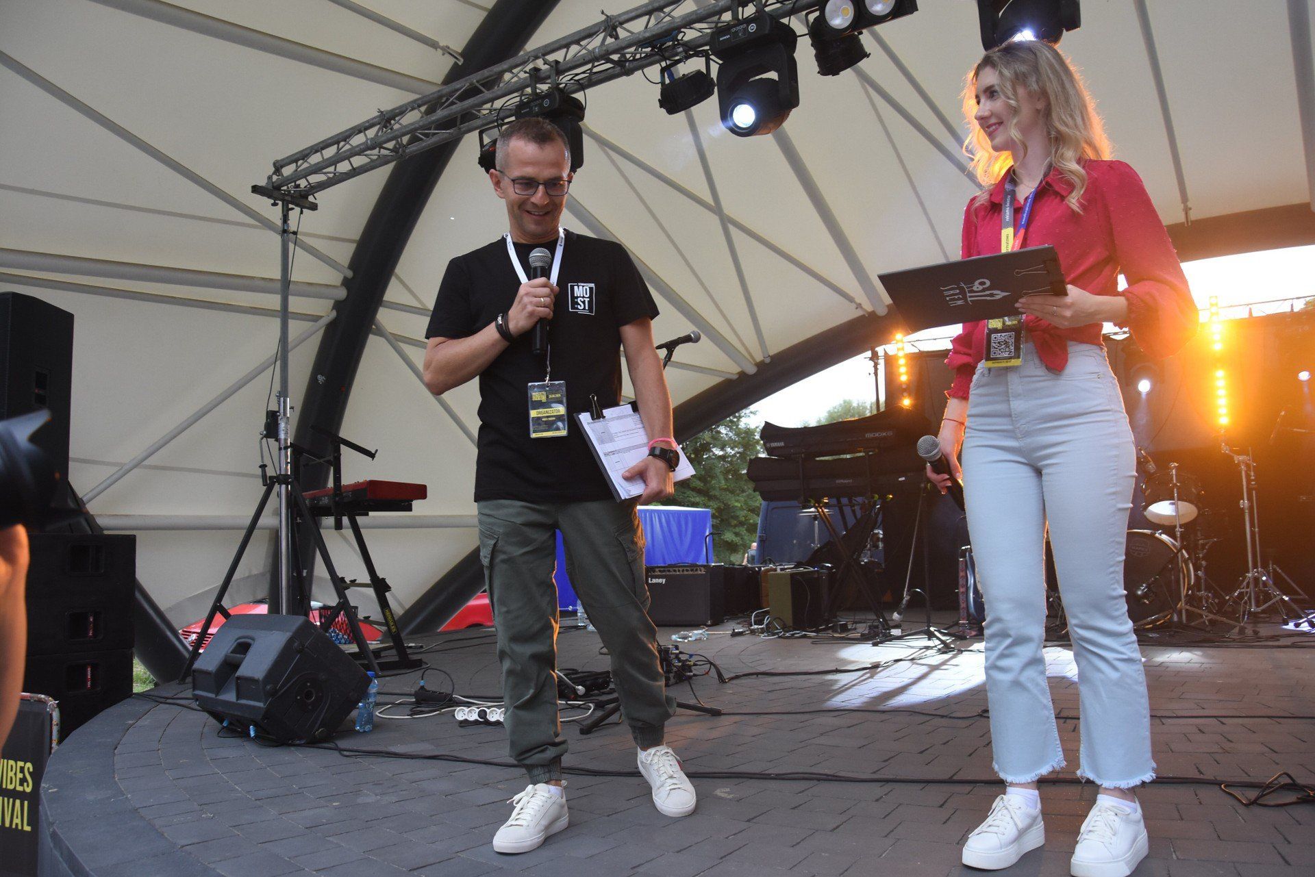 Maciej Fabisiak wraz z Julią Matuszewską wcielili się w rolę konferansjerów podczas Śrem Young Vibes.