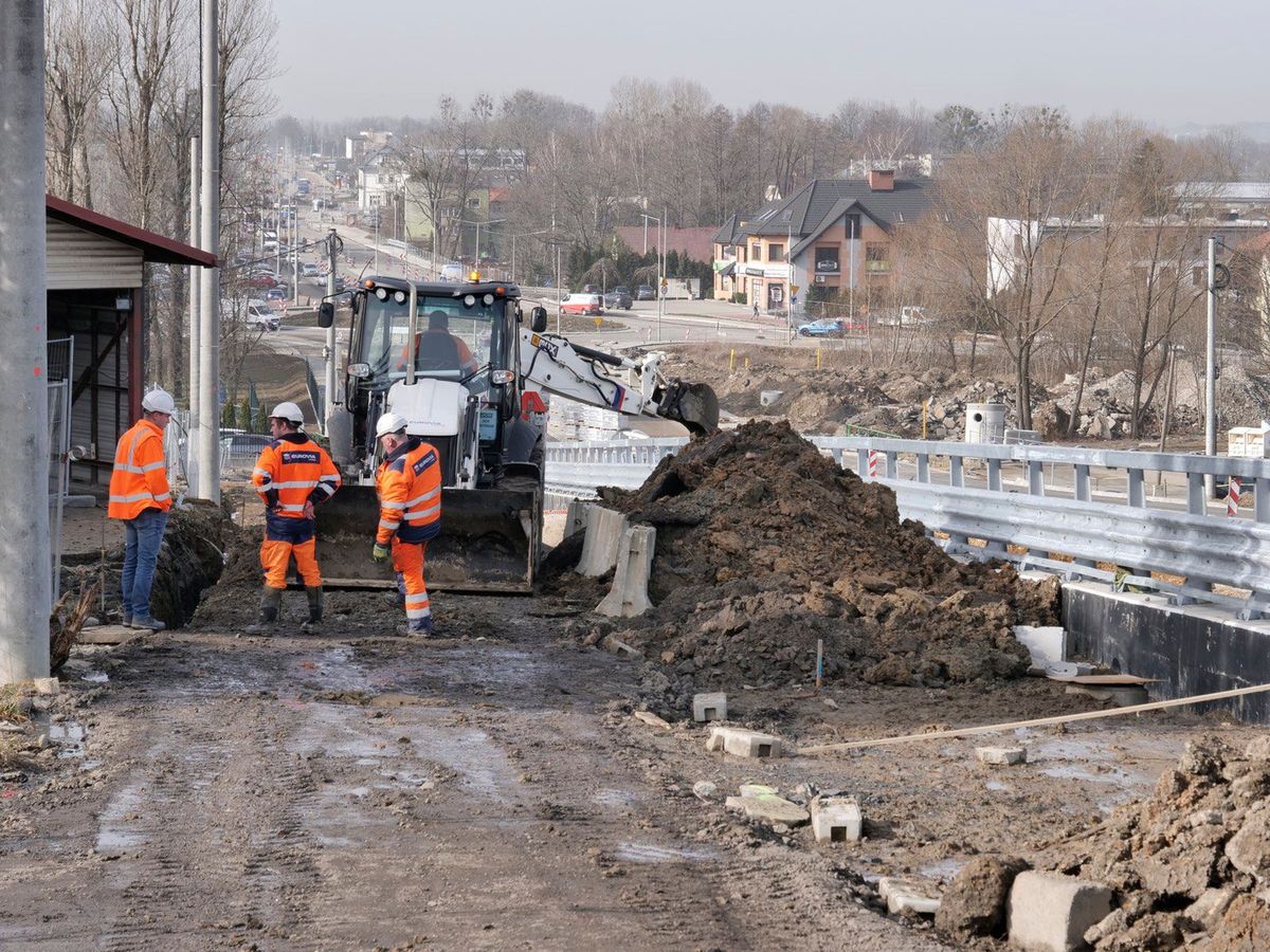 Bielsko-Biała. Pogoda się poprawiła i prace na ul. Cieszyńskiej ruszyły pełną parą. 