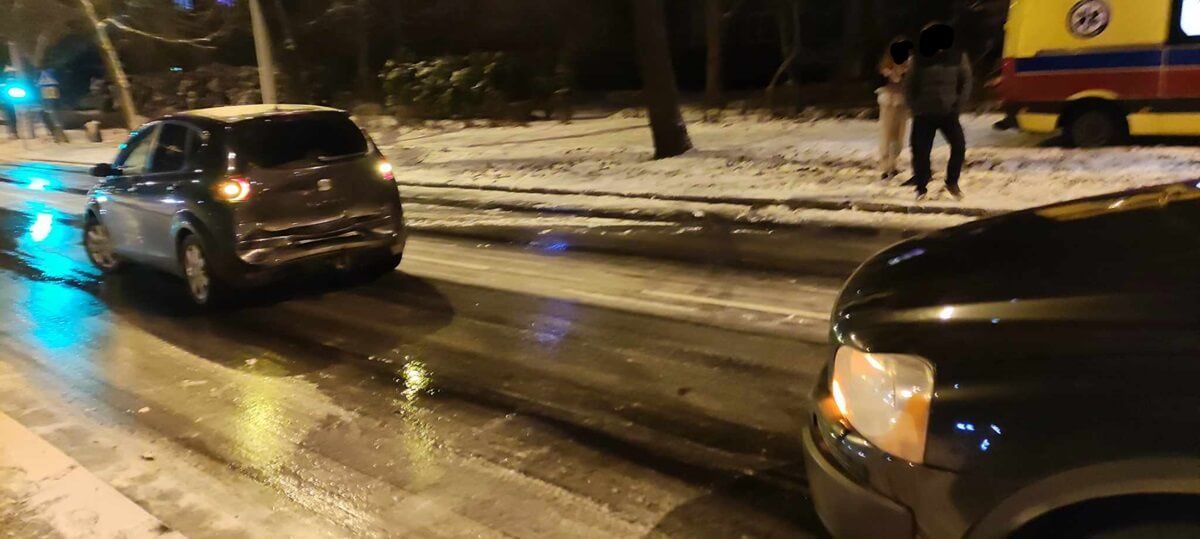 Zderzenie pięciu pojazdów, w tym autobusu i karetki, na al. Andersa
