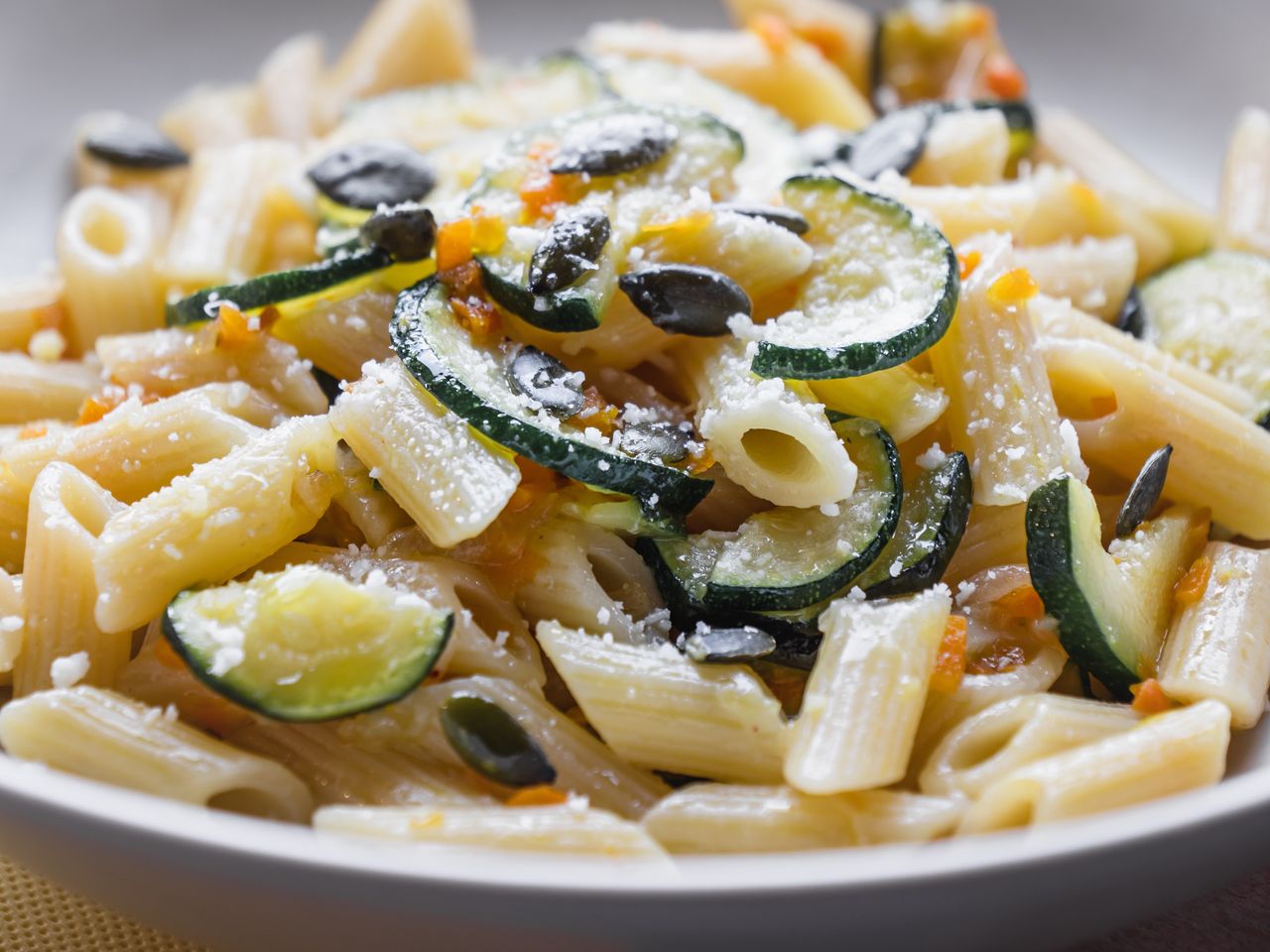 Penne z cukinią i tuńczykiem w sosie śmietanowym