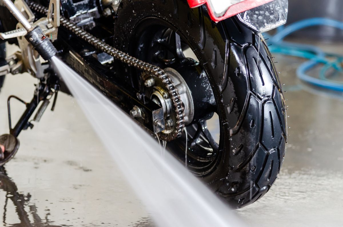 Myjnia ciśnieniowa to tani i wygodny sposób mycia motocykla