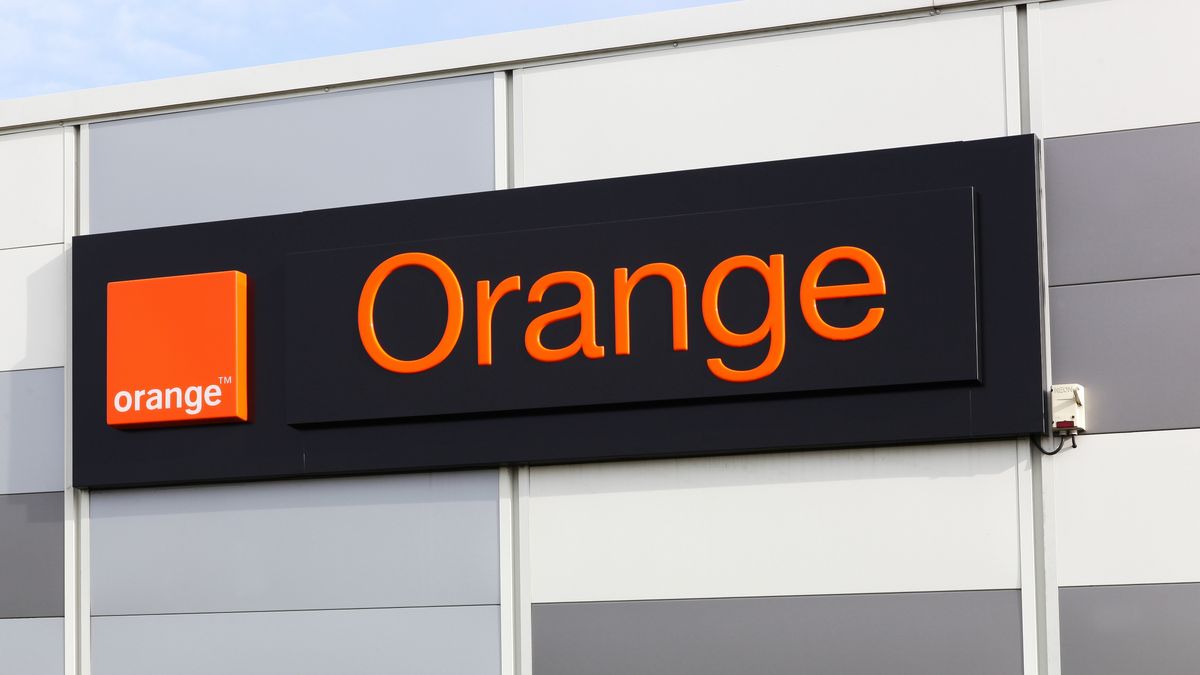 Na zdjęciu logo Orange nad salonem firmy
