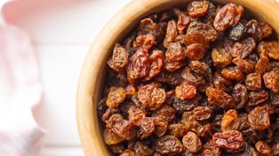 Co się stanie z twoim ciałem, gdy codziennie będziesz jeść rodzynki? Efekty zobaczysz m.in. na skórze. Sprawdź, czy rodzynki są zdrowe