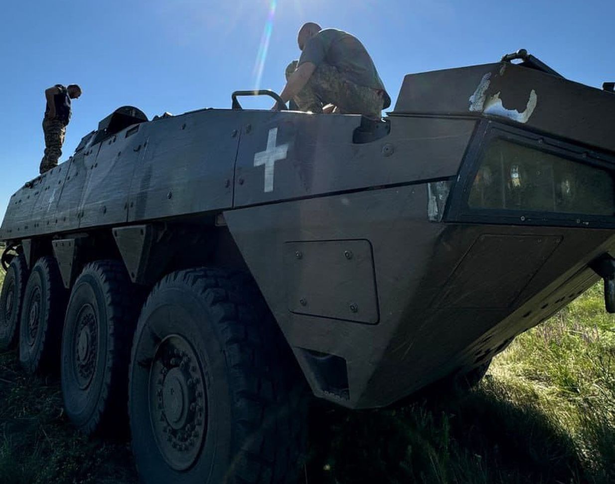 Ukrainian forces deploy Polish Rosomak APCs at the frontline