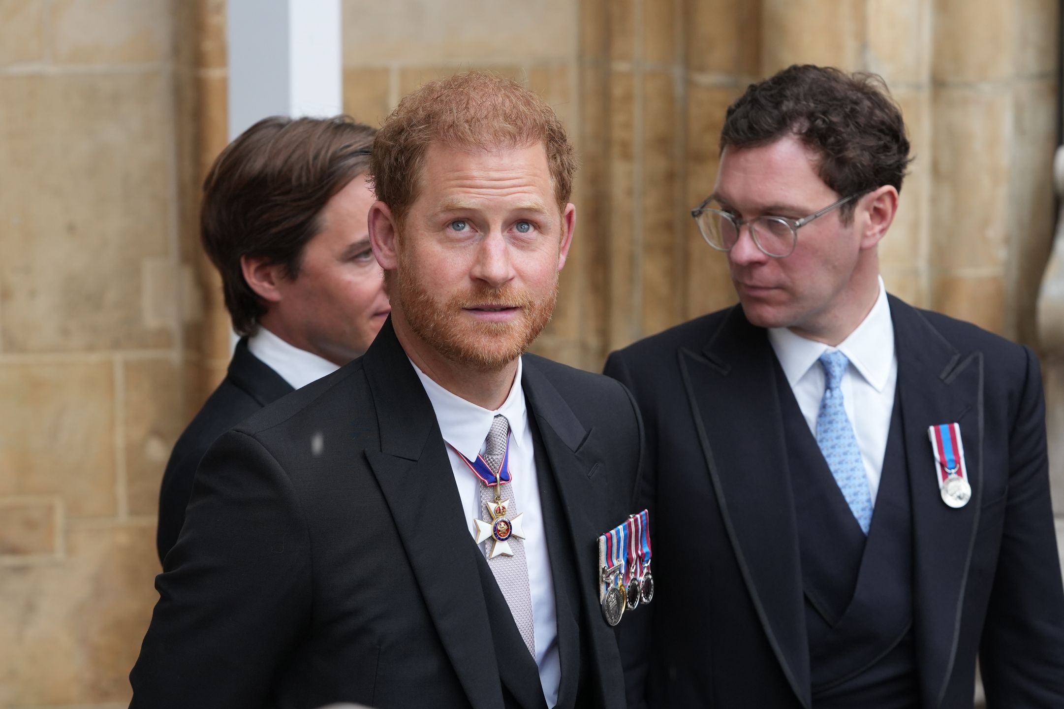 Książę Harry opuszcza Opactwo Westminsterskie po koronacji