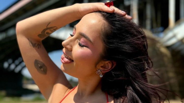 Mery Spolsky pozuje w kostiumie kąpielowym