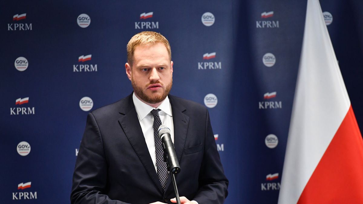 Warszawa, 06.10.2022. Sekretarz stanu ds. cyfryzacji w KPRM Janusz Cieszyński (P) podczas konferencji prasowej "Ochrona dzieci w internecie", 6 bm. w siedzibie Cyfryzacji KPRM w Warszawie. (jm) PAP/Piotr Nowak