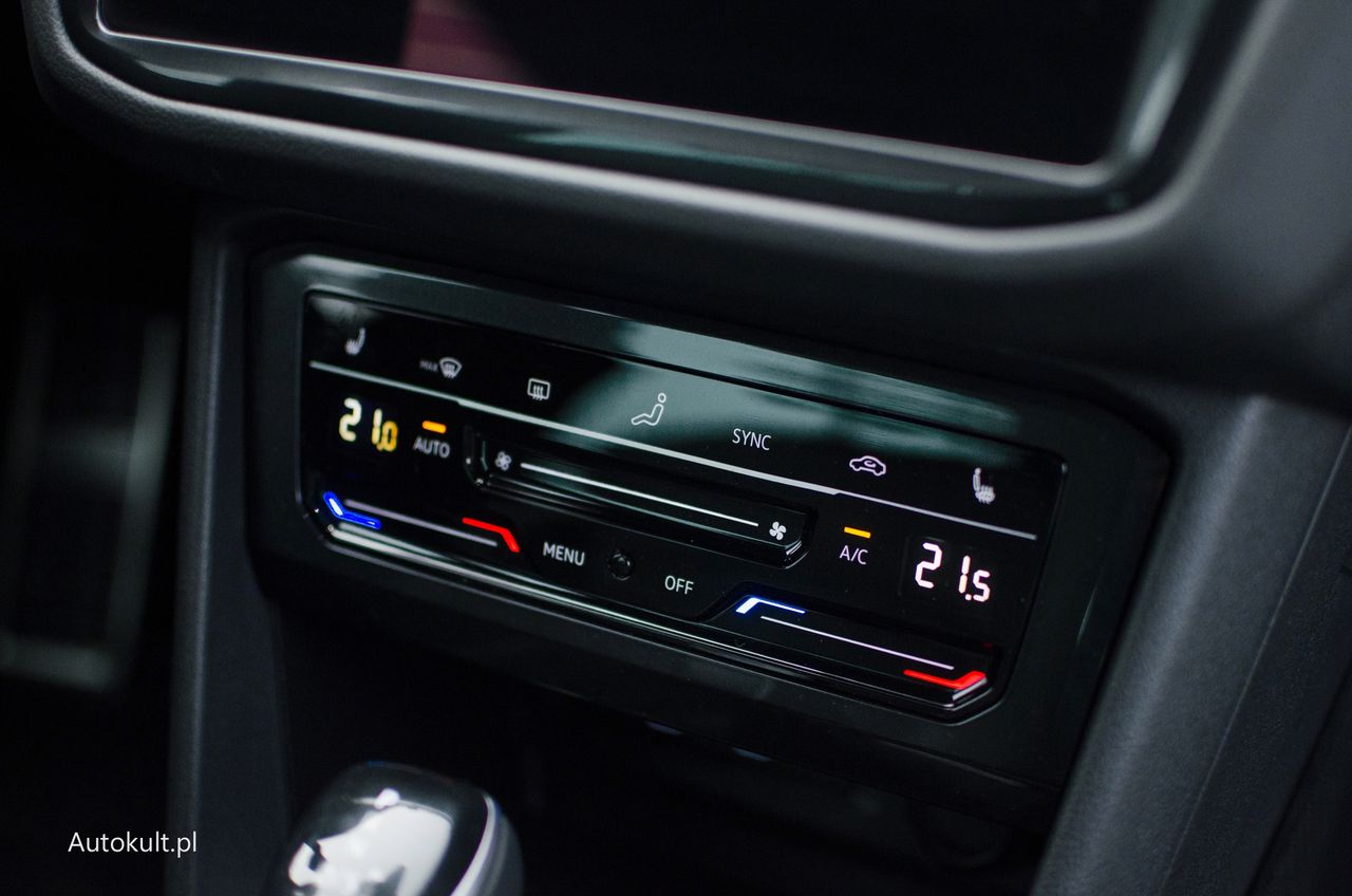Klasyczny już w Volkswagenie panel klimatyzacji jest w pełni dotykowy