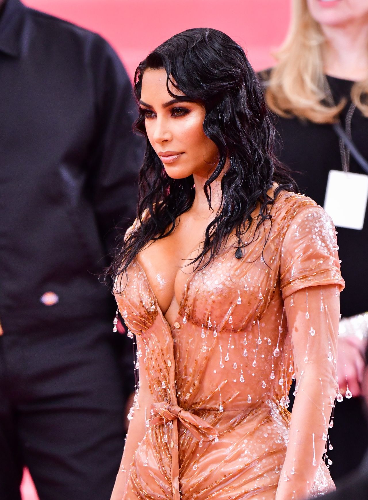 Kim Kardashian lansuje trend lat 80.