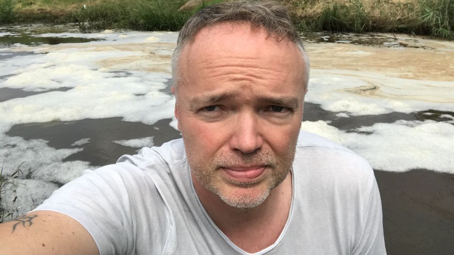 Jak się przekonałem, nie tylko zapach Baryczy jest odpychający. Na powierzchni unoszą się pieniste zanieczyszczenia.