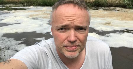 W Dolinie Baryczy smród, płynie piana i śluz. "Ktoś zatruł naszą rzekę"