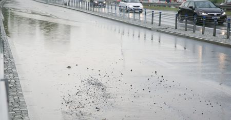 Warszawa. Wisłostrada zalana po ulewie