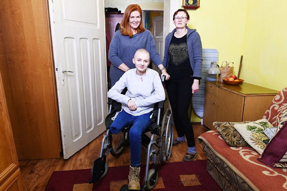 Marta z mamą i Katarzyną Dowbor w mieszkaniu przed remontem