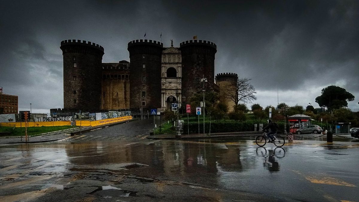 Zalany deszczem Neapol