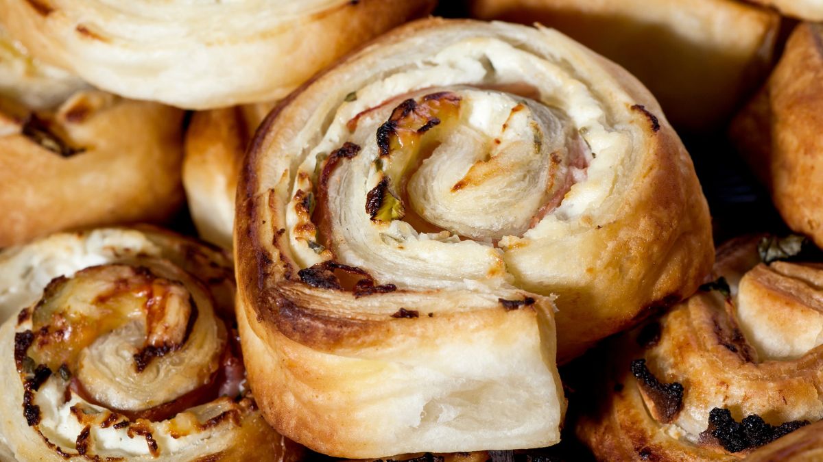 Ciasto francuskie i ser w ekspresowy sposób zamieniam w roladki. 