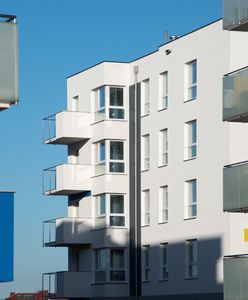 Wielkopolska. 7-latek wypadł z balkonu na pierwszym piętrze