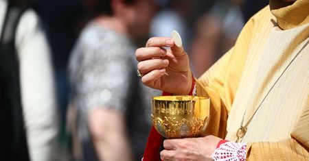 Księża zniechęcają do szczepień? "Mamy w Kościele taką wolną amerykankę"
