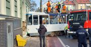 Szczecin: Tramwaj wypadł z toru i uderzył w budynek na ul. Parkowej