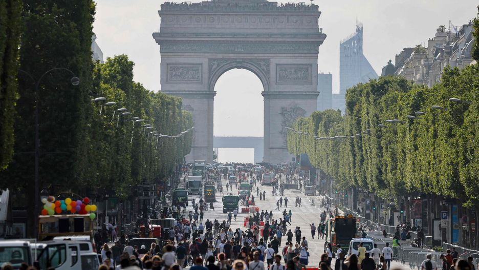 Archiwum zagraniczne East News 2023-07
Pedestrians walk on Champs-Elysees avenue in Paris, on July 2, 2023, a day after protesters took to the street and clashed with police on an iconic street popular with tourists during a protest against the police killig of a 17-year-old teenage boy. The French government said on July 2 that hundreds more had been arrested in a fifth night of rioting sparked by the police killing of a 17-year-old, as police deployed reinforcements to flashpoint cities around the country. Protesters, mostly minors, have torched cars, damaged infrastructure and clashed with police in an outpouring of rage since an officer shot Nahel M. point blank as he attempted to flee a traffic stop. (Photo by Ludovic MARIN / AFP)
LUDOVIC MARIN