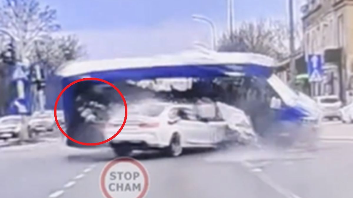 Wypadek w Markach. Kobieta wypadła z pojazdu.