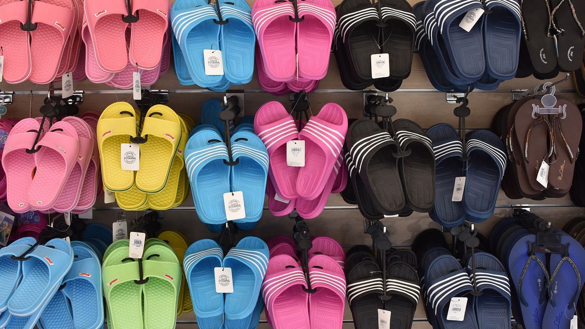 Uczniowie nie chcieli zmieniać butów. Szkoła kupiła im klapki