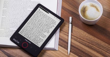 Nowe czytniki e-booków Kruger&Matz: tani z podświetleniem i tańszy podstawowy