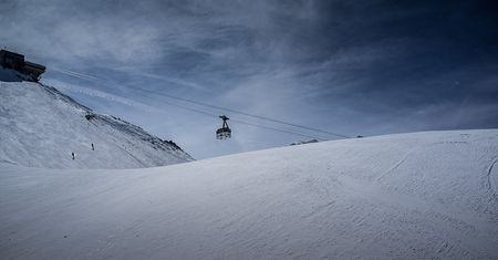 Ferie zimowe z aparatem w górach. Radzimy, jak przywieźć lepsze zdjęcia [poradnik]