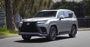 Nowy Lexus LX 600 to Land Cruiser na wypasie. Też nie ma V8, ale nadrabia wielkim grillem
