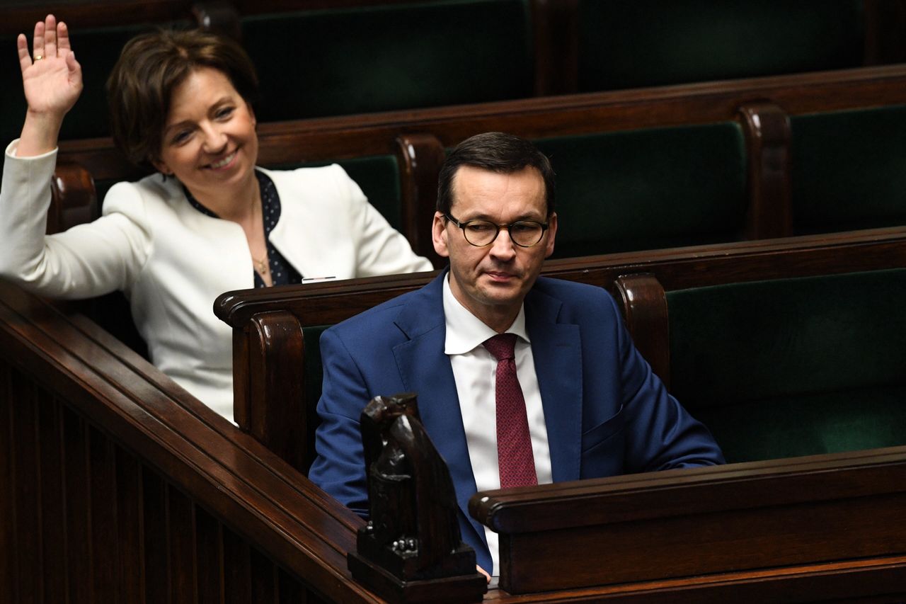 800 plus będzie obowiązywać od stycznia 2024 r. Na zdjęciu minister rodziny Marlena Maląg i premier Mateusz Morawiecki