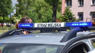 Warszawa: Zmroziło ich, gdy spojrzeli w górę. Dziecko stało na parapecie trzeciego piętra