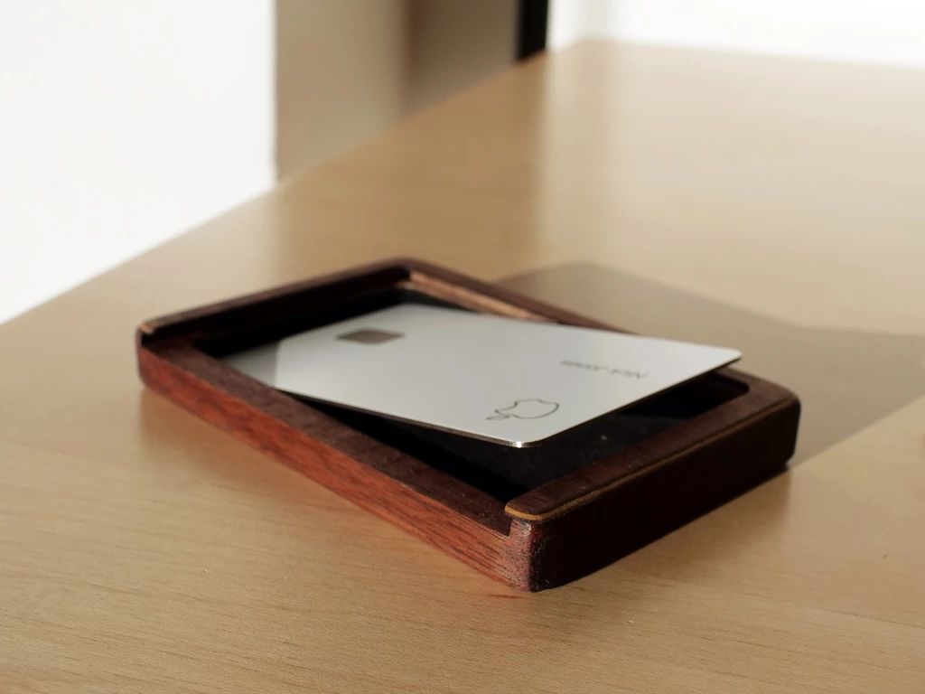 Apple Card w drewnianym etui. Wala ci się gdzieś 139 dolarów? 3