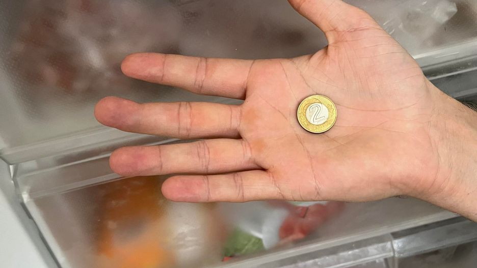Włóż monetę do zamrażarki. Szybko sobie podziękujesz