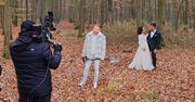 Nietypowy widok w lesie. Para młoda posadziła drzewo