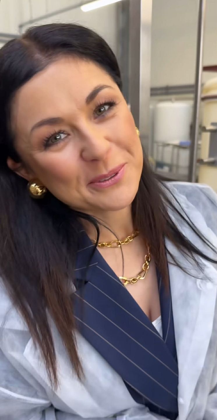 Katarzyna Cichopek w nowoczesnej fabryce 