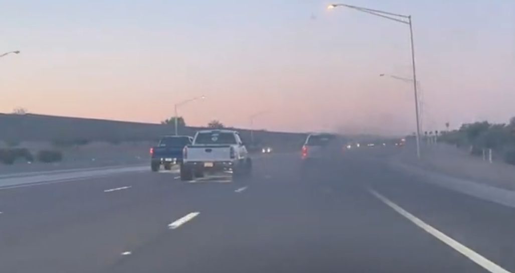 Diesle blokowały, a potem okopciły teslę na autostradzie w USA